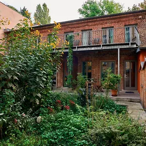 Apartment Beautiful Backyard Remise 